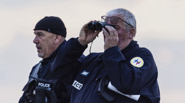 Un officier de la police aux frontières françaises (PAF) cherche des migrants tentant de traverser la Manche pour rejoindre la Grande-Bretagne, à Gravelines, dans le nord de la France, le 20 juillet 2024.