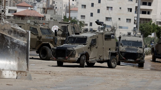 Des véhicules militaires appartenant à l'armée israélienne lors d'un raid sur le camp de Tulkarem, en Palestine occupée, le 22 août 2024.