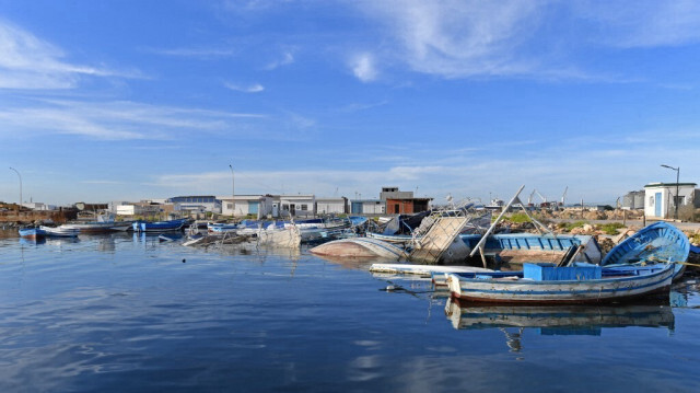 Des piles de bateaux de migrants capturés sont visibles dans le port de la ville de Sfax, dans le centre de la Tunisie, le 4 octobre 2022. 