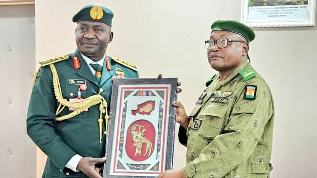 Le General nigérian Christopher Musa et le général nigérien Salaou Barmou, à Niamey au Niger, le 28 août 2024.