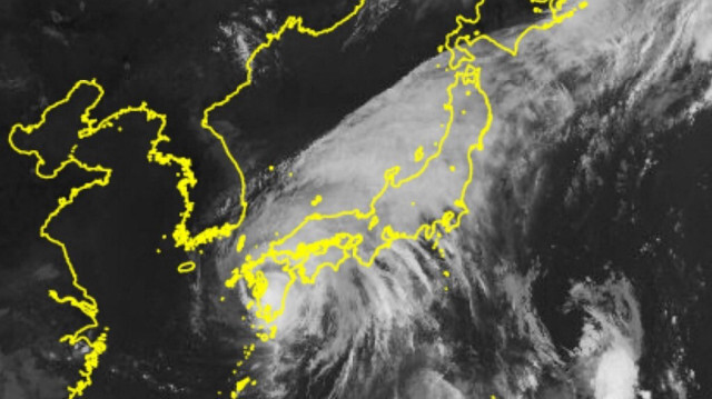 Image du satellite "Himawari" de l'Agence météorologique japonaise du 29 août 2024, montrant le typhon Shanshan se déplaçant sur la région de Kyushu au Japon.