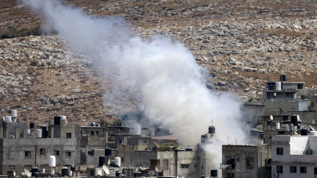 De la fumée s'échappe du camp de réfugiés de Nur Shams à Tulkarem pendant une opération de l'armée israélienne dans le nord de la Palestine occupée, le 29 août 2024. 