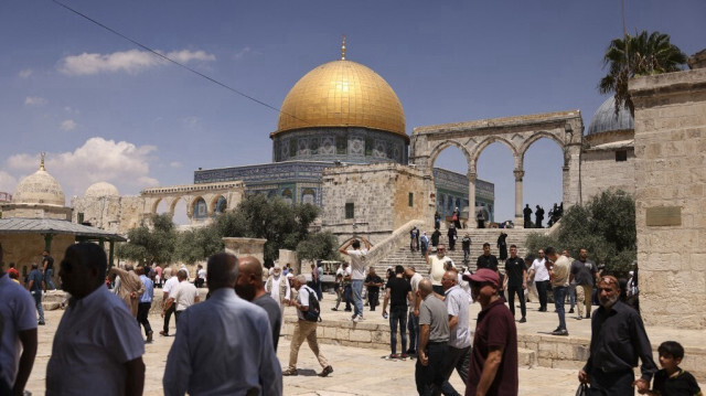 Des personnes se rassemblent devant la mosquée du Dôme du Rocher, dans l'enceinte de la mosquée al-Aqsa de la vieille ville de Jérusalem, après la prière du vendredi midi, le 2 août 2024.