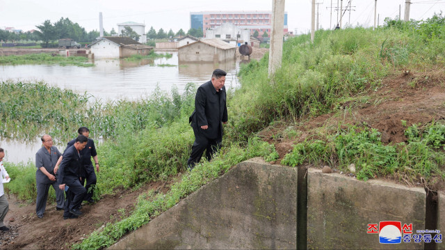 Le dirigeant nord-coréen Kim Jong Un, faisant état des lieux suite aux inondations.