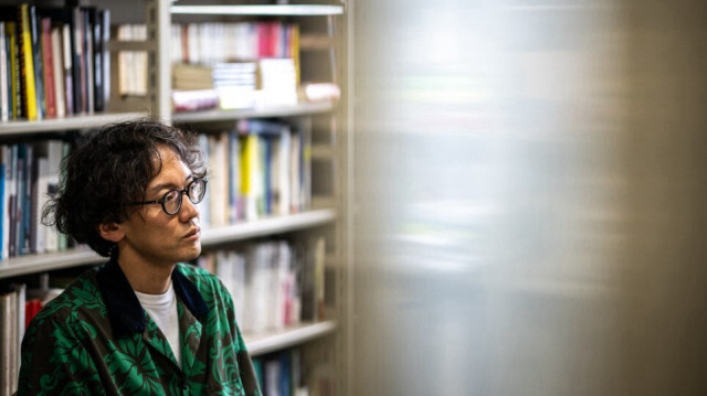 Cette photo prise le 11 juillet 2024 montre Kohei Saito, professeur agrégé de philosophie à l'université de Tokyo, s'exprimant dans son bureau au campus Komaba de l'université à Tokyo.