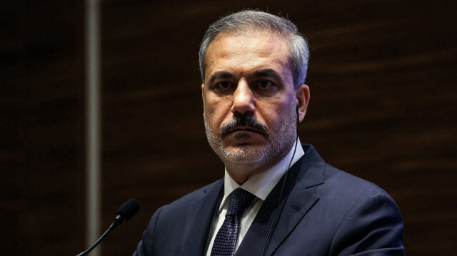 Le ministre turc des Affaires étrangères, Hakan Fidan, donnant une conférence de presse avec son homologue qatari à Doha, le 17 avril 2024.