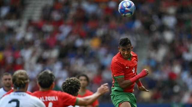 L'attaquant marocain n°09 Soufiane Rahimi joue de la tête lors du quart de finale de football masculin entre le Maroc et les États-Unis aux Jeux Olympiques de Paris 2024 au Parc des Princes à Paris, le 2 août 2024.