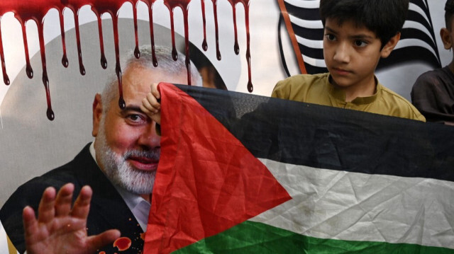 Un enfant tenant un drapeau national palestinien participe à une manifestation contre l'assassinat du chef du Hamas, Ismail Haniyeh, lors d'une frappe aérienne à Téhéran, à Lahore, le 2 août 2024.