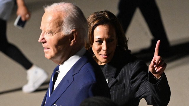 Le président américain Joe Biden et la vice-présidente Kamala Harris marchant sur le tarmac après avoir accueilli Evan Gershkovich, Alsu Kurmasheva et Paul Whelan à la base conjointe Andrews dans le Maryland, le 1er août 2024. Le journaliste Evan Gershkovich et d'autres prisonniers libérés par la Russie ont atterri aux Etats-Unis le 1er août, dans le cadre d'un accord d'échange extraordinaire conclu entre Washington et Moscou.