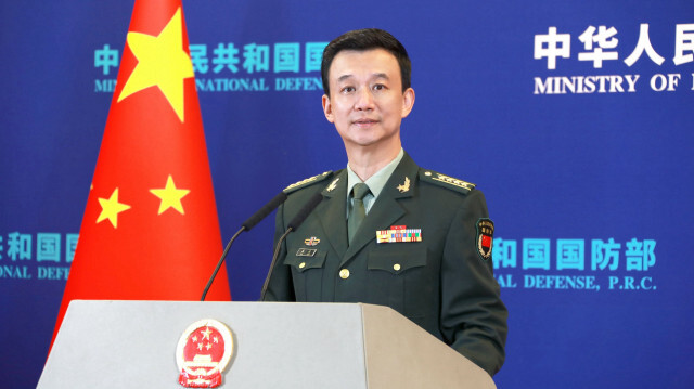 Wu Qian, porte-parole du ministère chinois de la Défense, a exprimé la "ferme opposition de Pékin à l'expansion de l'arsenal nucléaire de Washington", accusant ce dernier de "se soustraire à ses responsabilités en matière de désarmement sous prétexte d'une menace nucléaire chinoise inexistante".