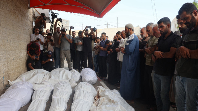 Des Palestiniens pleurent leurs proches, tués lors d'une frappe israélienne, à l'hôpital des Martyrs d'Al-Aqsa à Deir el-Balah, dans le centre de la bande de Gaza, le 17 août 2024, dans le cadre du conflit actuel entre Israël et le mouvement palestinien Hamas.