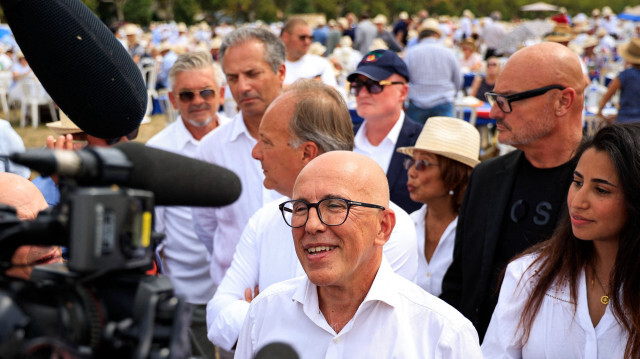 Eric Ciotti (C) s'adresse aux médias lors d'un meeting de rentrée politique à Levens, dans le sud-est de la France, le 31 août 2024.