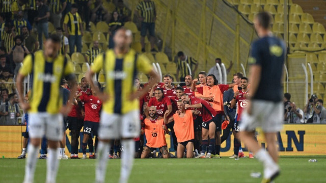 Les joueurs de Lille célèbrent la fin du match retour du 3e tour de qualification de l'UEFA Champions League entre Fenerbahce et Lille LOSC au stade Fenerbahce Sukru Saracoglu à Istanbul, le 13 août 2024.