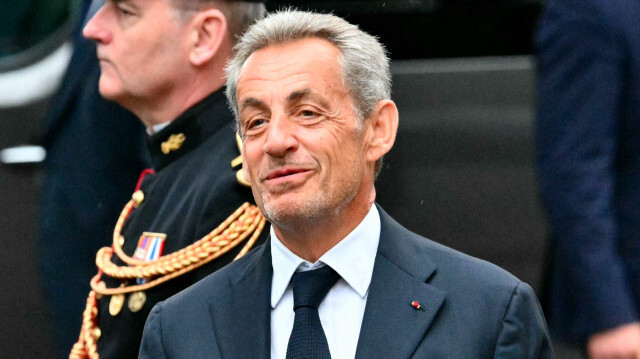 L'ancien président français Nicolas Sarkozy assiste à une cérémonie marquant le 80e anniversaire du débarquement des Alliés en Provence pendant la Seconde Guerre mondiale, au cimetière national de Boulouris ("nécropole nationale") à Boulouris-sur-Mer, dans le sud-est de la France, le 15 août 2024.