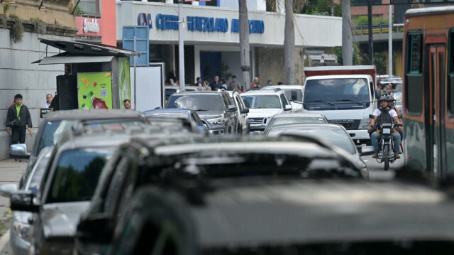 Des automobilistes font la queue devant une station-service pendant une panne d'électricité à Caracas, le 30 août 2024. 