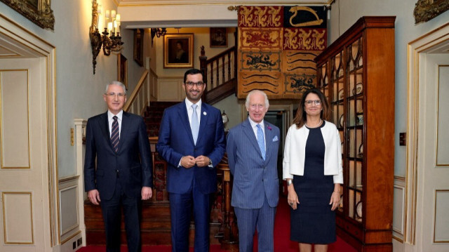 Le président azerbaïdjanais de la COP29, Mukhtar Babayev, le président des Émirats arabes unis de la COP28, Sultan al-Jaber, le roi Charles III de Grande-Bretagne, représentant de la COP30, et la secrétaire nationale brésilienne au changement climatique, Ana Toni, à Clarence House, à Londres, le 26 juillet 2024.