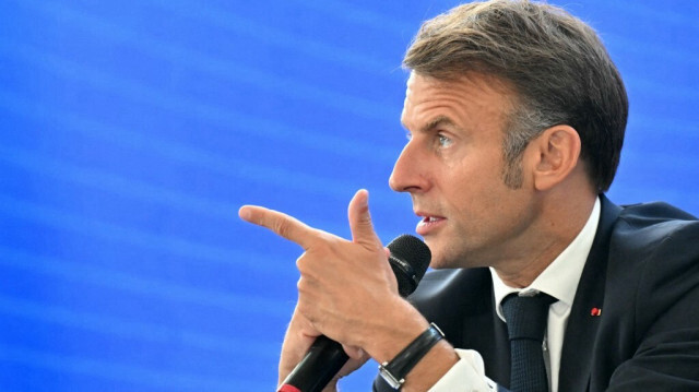 Le président français Emmanuel Macron fait un geste alors qu'il prononce un discours lors du Forum sur la jeunesse et l'intelligence artificielle à InGrid - Schneider Electric LLC à Novi Sad, le 30 août 2024.