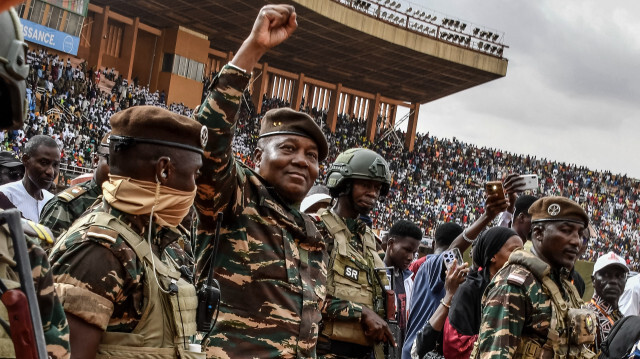 Le général Abdourahamane Tiani (2ème à gauche), chef du régime militaire au Niger, saluant les milliers de personnes rassemblées dans le plus grand stade de Niamey pour le lancement des festivités marquant le premier anniversaire de son arrivée au pouvoir après le coup d'Etat du 26 juillet 2023 qui a renversé le président civil Mohamed Bazoum le 26 juillet 2024. 