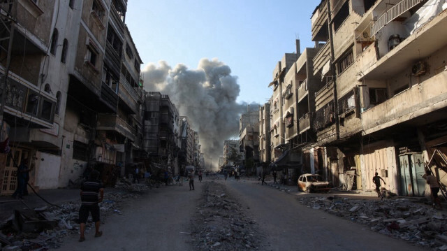 Des Palestiniens se précipitent vers une colonne de fumée après un bombardement israélien qui a touché un complexe scolaire, comprenant les écoles Hamama et al-Huda, dans le quartier de Sheikh Radwan, au nord de la ville de Gaza, le 3 août 2024.