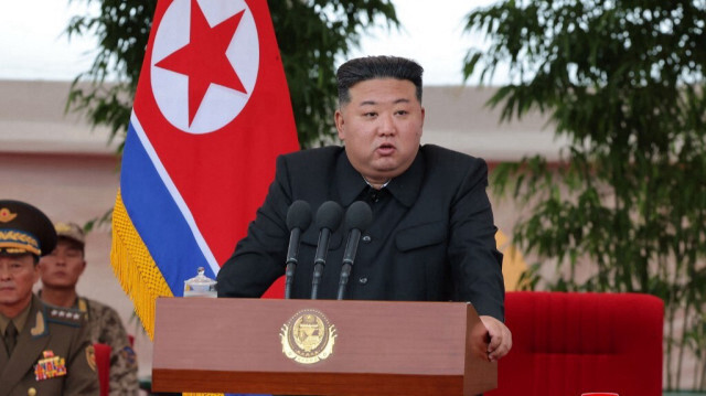 Le dirigeant nord-coréen Kim Jong Un prononçant un discours alors qu'il visite l'unité d'hélicoptères de l'armée de l'air de l'armée populaire coréenne (KPA) dans un lieu non divulgué, le 2 août 2024.