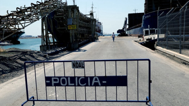 Cette photographie montre une barrière de police placée sur l'une des jetées du port de Shengjin, le 29 juillet 2024.