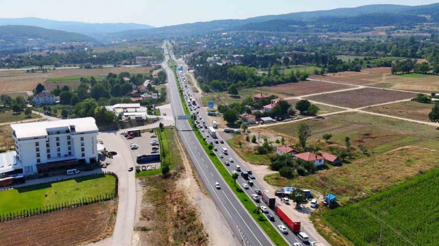 D-100 kara yolunda 8 kilometrelik bir yoğunluk oluştu. 