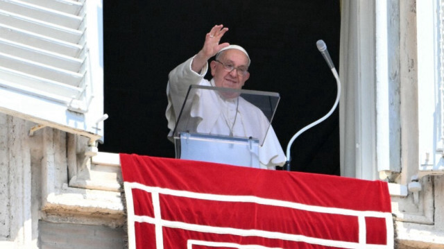 Le pape François à la fenêtre du palais apostolique donnant sur la place Saint-Pierre lors de la prière de l'Angélus, le 4 août 2024, au Vatican.