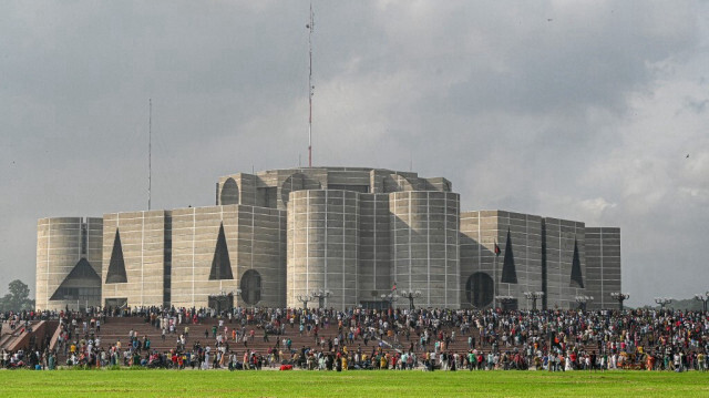 Des manifestants anti-gouvernementaux se sont rassemblés devant le parlement à Dhaka, le 5 août 2024.