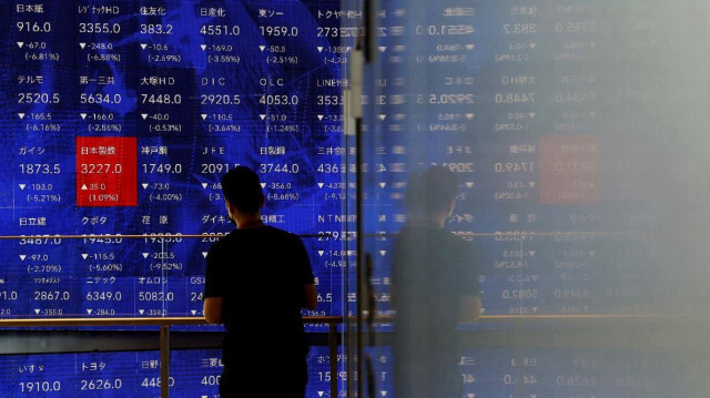Avant les chiffres de l'emploi inquiétants publiés aux États-Unis, la Bourse de Tokyo avait connu une journée noire, le Nikkei connaissant sa plus vertigineuse chute en points depuis 1987 et la deuxième plus forte de son histoire. Ce record a été battu lundi.