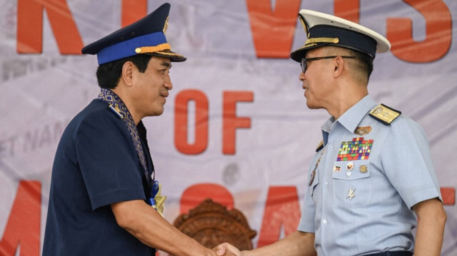 Le vice-commandant des garde-côtes vietnamiens de la région 2, le colonel Hoang Quoc Dat (G), et le commodore des garde-côtes philippins Arnaldo Lim (D) lors d'une visite de courtoisie dans un port de Manille, le 5 août 2024.