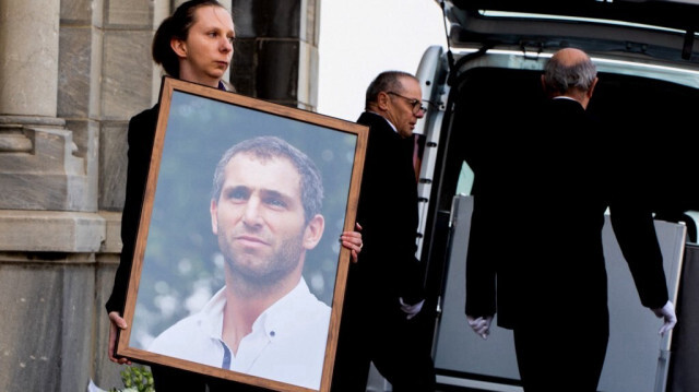 Une femme tient un portrait du rugbyman argentin Federico Martin Aramburu lors de ses funérailles à Biarritz, dans le sud-ouest de la France, le 26 mars 2022. 