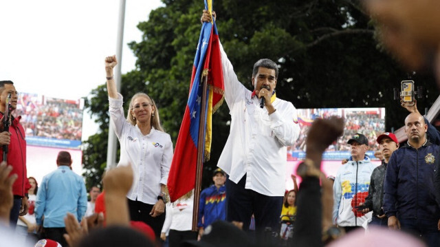 Le président vénézuélien Nicolas Maduro s'adresse à ses partisans à côté de la première dame Cilia Flores lors d'un rassemblement à Caracas, le 3 août 2024.