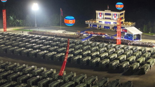 Une vue générale de la cérémonie de transfert de 250 lanceurs de missiles balistiques tactiques de type nouveau aux unités militaires frontalières, à Pyongyang , le 5 août.