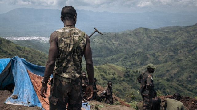 Des soldats des FARDC (Forces armées de la RDC) creusent des tranchées sur une position militaire de première ligne au-dessus de la ville de Kibirizi, contrôlée par la rébellion du M23, dans la province du Nord-Kivu, à l'est de la République démocratique du Congo, le 14 mai 2024. 