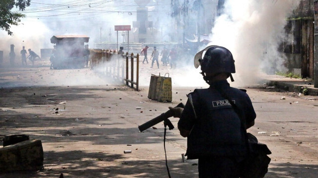 La police utilise des gaz lacrymogènes pour disperser des étudiants manifestants à Bogura, le 4 août 2024.