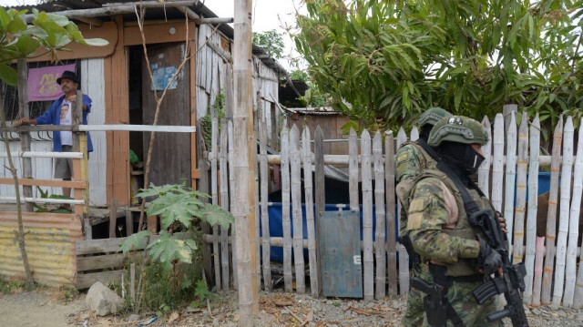 Des soldats de l'armée équatorienne patrouillent dans le secteur de Fincas Delia, à Duran, près de Guayaquil, en Équateur.