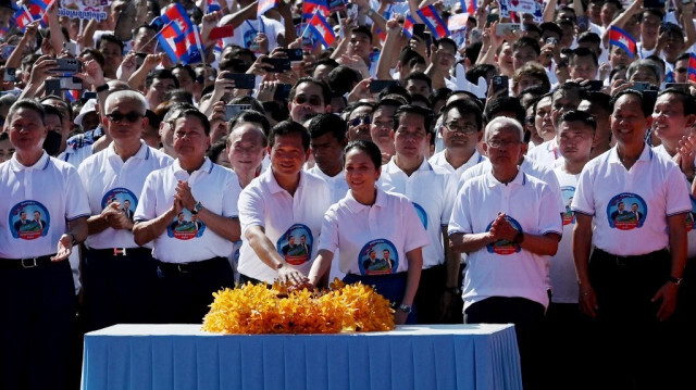 Le Premier ministre cambodgien Hun Manet (G) et son épouse Pich Chanmony (D) lancent la cérémonie d'inauguration du canal Funan Techo, dans la province de Kandal, le 5 août 2024.