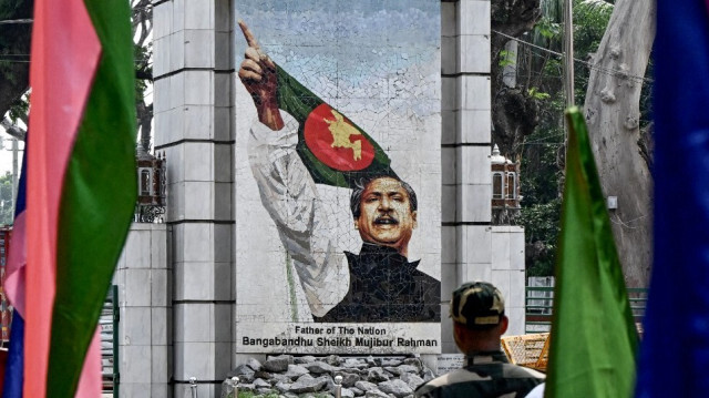 Fresque de Sheikh Mujibur Rahman, le père fondateur du Bangladesh et parent de la Première ministre déchue Sheikh Hasina, à la frontière indo-bangladaise de Petrapole, le 6 août 2024. 