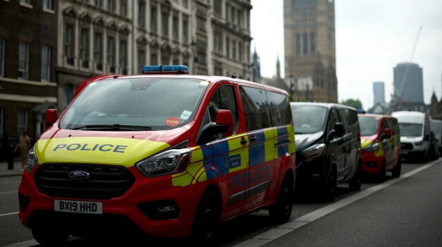 Un fourgon de la police britannique en arrière-plan de la Tour Elizabeth, au centre de Londres, le 2 août 2024.