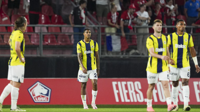 Fenerbahçeli futbolcular, yenilen gol sonrasında üzüntü yaşadı.