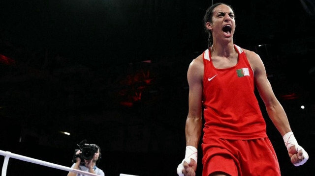 La boxeuse algérienne, Imane Khelif célèbre sa victoire contre la boxeuse hongroise, Anna Luca Hamori lors du quart de finale des 66 kg aux JO 2024, à la North Paris Arena de Villepinte, le 3 août 2024.