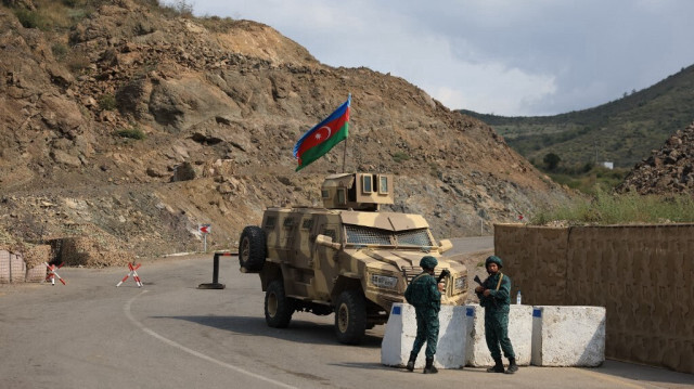 Des militaires azerbaïdjanais montant la garde au poste de contrôle de Lachin.