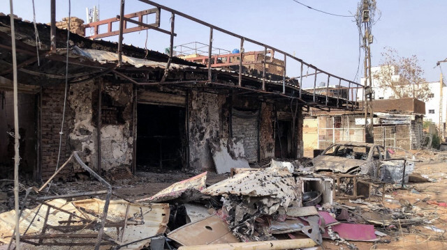 Cette photo, prise le 30 mai 2024, montre des magasins endommagés à Omdurman, alors que la guerre oppose depuis plus d'un an l'armée régulière, sous le commandement d'Abdel Fattah al-Burhan, aux forces paramilitaires de soutien rapide menées par son ancien adjoint, Mohamed Hamdan Daglo.