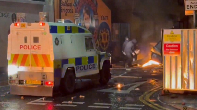 Un véhicule de police attaqué par des objets incendiaires à Belfast, au Royaume-Uni, le 5 août 2024.