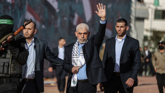 Natif de Khan Younès, ville du sud de la bande de Gaza, Yahya Sinouar rejoint le Hamas au moment de sa création en 1987, année de la première Intifada (soulèvement).