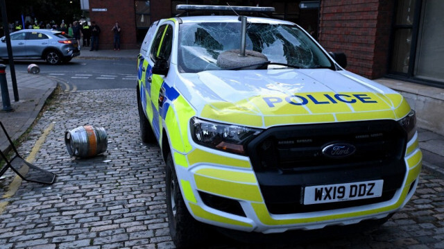 Une voiture de police endommagée à Bristol, lors d'une manifestation "Enough is Enough", dans le sud de l'Angleterre, le 3 août 2024, .