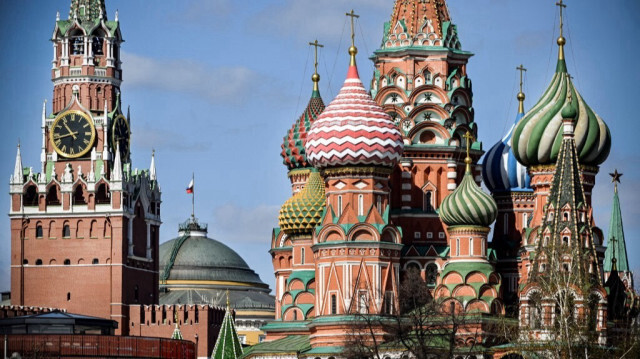 La tour Spasskaya du Kremlin et la cathédrale Saint-Basile situées dans le centre de Moscou, le 24 avril 2024.