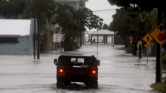 Un véhicule de la Garde nationale de Floride circule dans une rue inondée par la pluie et l'onde de tempête de l'ouragan Debby, à Cedar Key, en Floride, le 5 août 2024.