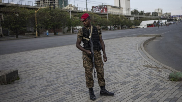 Un soldat de la Force de défense nationale éthiopienne (ENDF) monte la garde autour de la place Meskel fermée à Addis-Abeba le 25 octobre 2023, la veille d'un défilé militaire prévu pour célébrer la Journée des forces de défense éthiopiennes.