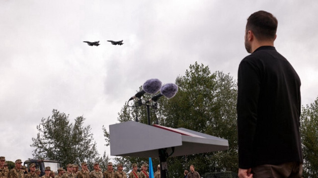 Le président ukrainien Volodymyr Zelensky observe des chasseurs F-16 pendant les célébrations de la Journée de l'Air Force ukrainienne, le 4 août 2024.